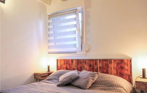 Un pat sau paturi într-o cameră la Maison 4