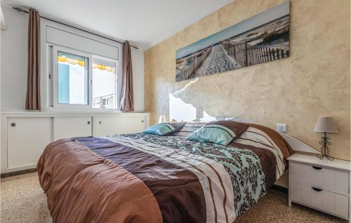 - une chambre avec un lit et une grande fenêtre dans l'établissement 1 Bedroom Nice Apartment In Pineda De Mar, à Pineda de Mar