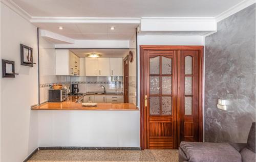 - une cuisine avec un évier et un comptoir dans l'établissement 1 Bedroom Nice Apartment In Pineda De Mar, à Pineda de Mar