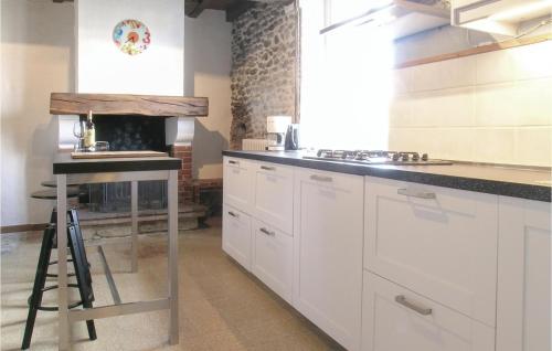 Lahitte-Toupièreにある3 Bedroom Nice Home In Lahitte Toupiéreの白いキャビネットとカウンタートップを備えたキッチン