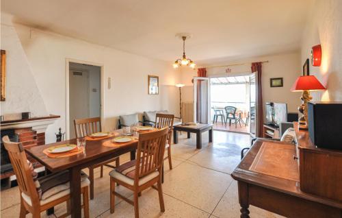 un salon avec une table et des chaises en bois dans l'établissement Awesome Home In Roquebrune-Sur-Argens, à Saint-Peïre-sur-Mer