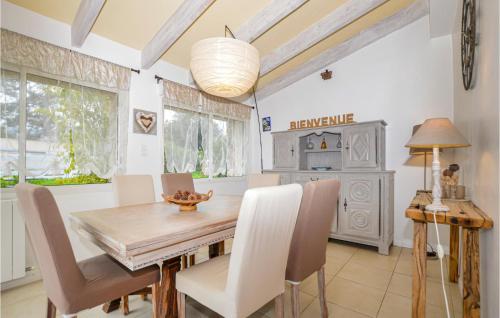 une salle à manger avec une table et des chaises en bois dans l'établissement 2 Bedroom Lovely Home In Monticello, à Monticello