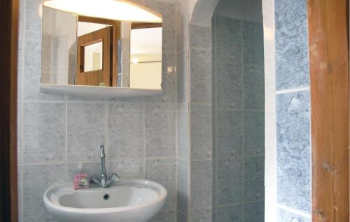 Vonios kambarys apgyvendinimo įstaigoje Nice Home In Agia Marina Aigina With Kitchen