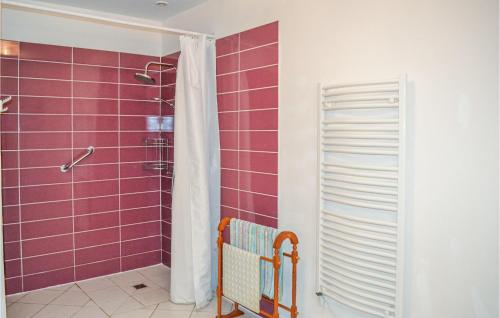 y baño con ducha de azulejos morados. en Awesome Home In Gabillou With Outdoor Swimming Pool, en Gabillou