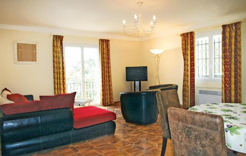 Televisyen dan/atau pusat hiburan di Gorgeous Home In Fayence With Wifi