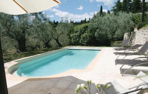 - une piscine dans une cour avec des chaises et des arbres dans l'établissement Gorgeous Home In Fayence With Wifi, à Fayence