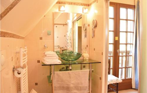 Kupaonica u objektu 4 Bedroom Beautiful Home In Bosroumois