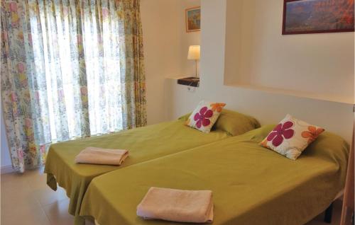 a bedroom with a green bed with two towels on it at Hacienda Riquelme in Sucina