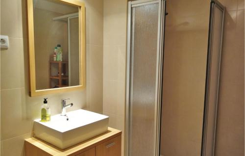 a bathroom with a sink and a shower at Hacienda Riquelme in Sucina