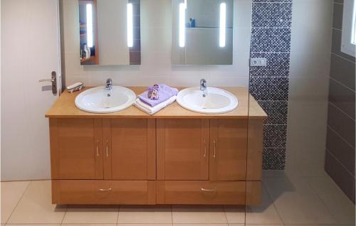 a bathroom with two sinks and a shower at 3 Bedroom Nice Home In Quarante in Quarante