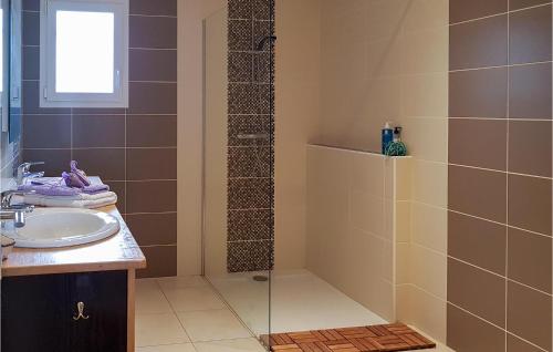 a bathroom with a shower and a sink at 3 Bedroom Nice Home In Quarante in Quarante