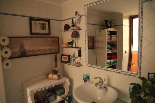 La salle de bains est pourvue d'un lavabo et d'un miroir. dans l'établissement Bed and Breakfast Latomare, à Naples