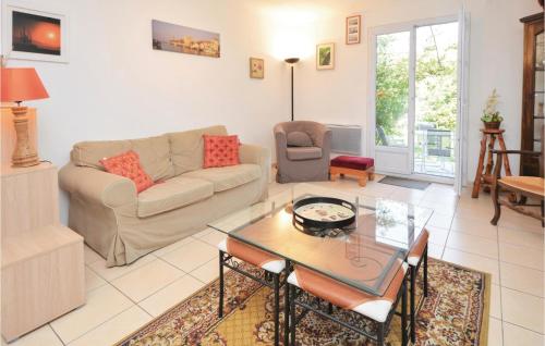 un salon avec un canapé et une table dans l'établissement Holiday Home Pignan Gh-1268, à Pignan