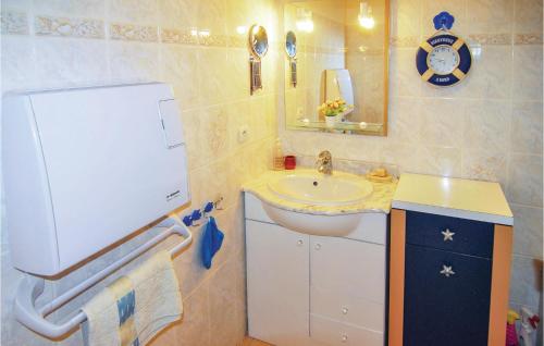 Vonios kambarys apgyvendinimo įstaigoje Beautiful Home In Pignan With 3 Bedrooms