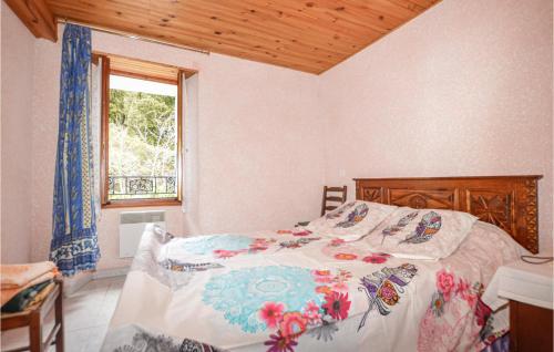Ένα ή περισσότερα κρεβάτια σε δωμάτιο στο Amazing Home In Morosaglia With Wifi