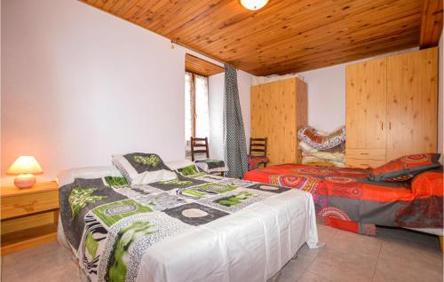 Un pat sau paturi într-o cameră la Nice Home In Morosaglia With Kitchen