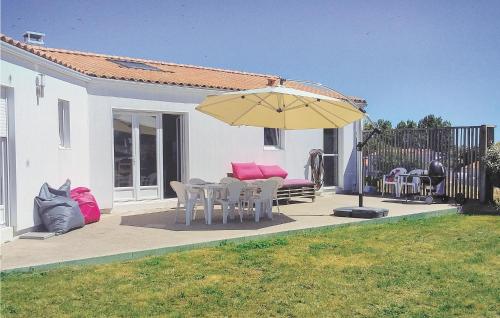 Three-Bedroom Holiday Home In St, Michel En Lherm