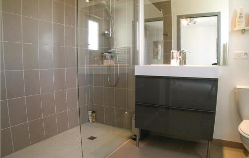 La salle de bains est pourvue d'une douche, d'un lavabo et de toilettes. dans l'établissement 3 Bedroom Stunning Home In St, Michel En Lherm, à Saint-Michel-en-lʼHerm