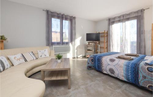a living room with a couch and a bed at Amazing Home In Sant Petru Di Tenda With House A Mountain View in Santo-Pietro-di-Tenda