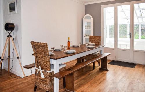 - une salle à manger avec une table, des chaises et une caméra dans l'établissement Lovely Home In Sables Dor Les Pins, aux Sables-dʼOr-les-Pins
