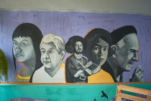 ein Wandbild der vier Präsidenten an einer Wand in der Unterkunft Casa Estación Hostal y Restaurante in Medellín