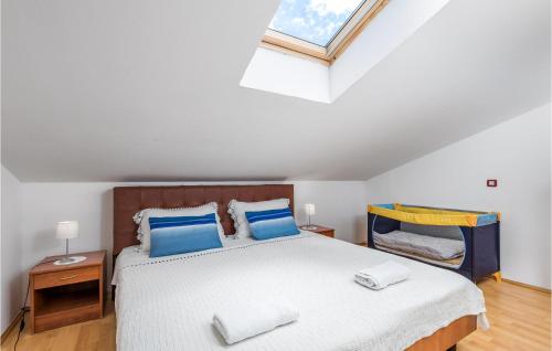 2 Bedroom Cozy Apartment In Drazice 객실 침대