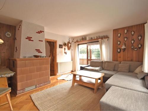 - un salon avec un canapé et une table dans l'établissement Holiday home with sauna in Wildenthal, à Weitersglashütte