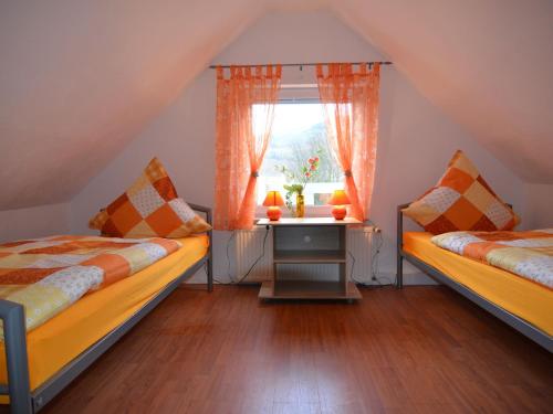 ElpeにあるFabulous Holiday Home in Olsberg near Ski Areaの屋根裏部屋 窓付 ベッド2台付