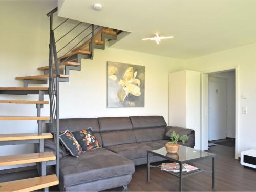 - un salon avec un canapé et un escalier en colimaçon dans l'établissement Apartment near the forest, à Kammerstein