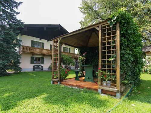 - un kiosque en bois dans la cour d'une maison dans l'établissement A very spacious 4 person holiday home near the Chiemsee, à Übersee