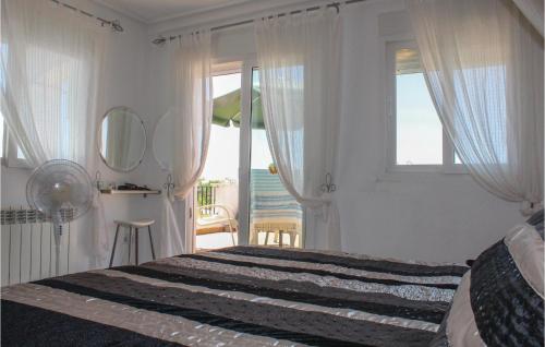 トレ・パチェコにあるAwesome Home In Torre-pacheco With Kitchenetteのベッドルーム1室(窓、テーブル付)
