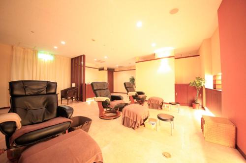 a room with chairs and a waiting room with a waiting room at Hotel Mahoroba in Noboribetsu