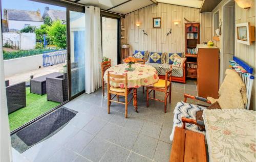 Il dispose d'une cuisine et d'une terrasse avec une table et des chaises. dans l'établissement 3 Bedroom Cozy Home In Riantec, à Riantec