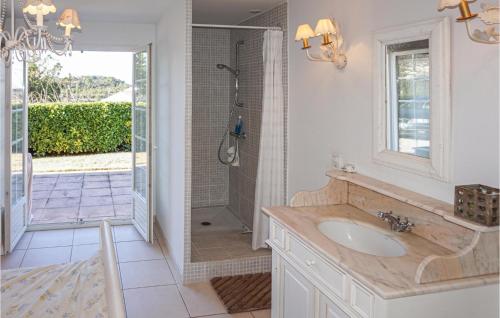 ein Bad mit einem Waschbecken und einer Dusche in der Unterkunft 3 Bedroom Awesome Home In Saint Pons De Mauchien in Saint-Pons-de-Mauchiens