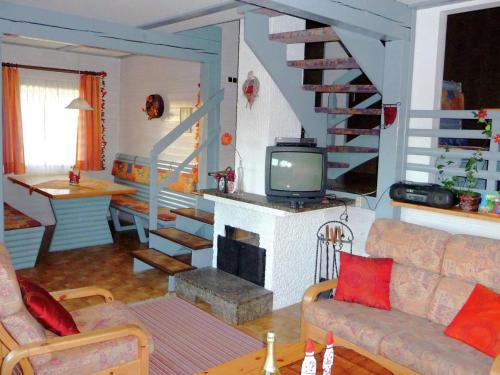 キルヒハイムにあるLovely Holiday Home in Kirchheim Hesseのリビングルーム(ソファ、暖炉付)