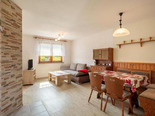 - un salon avec une table et un canapé dans l'établissement Holiday home in Thuringia with garden, à Mosbach
