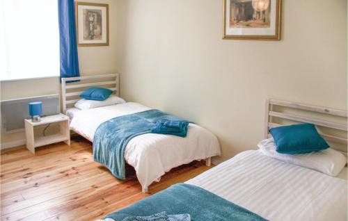 En eller flere senge i et værelse på Nice Home In Caurel With Wifi