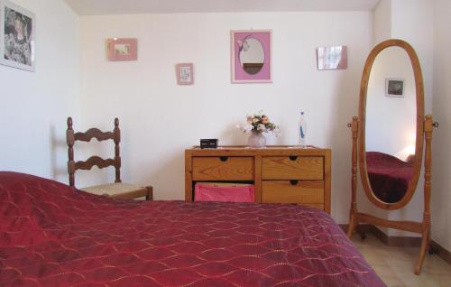 una camera con letto, cassettiera e specchio di 3 Bedroom Amazing Home In Valle Di Rostino a Casapitti