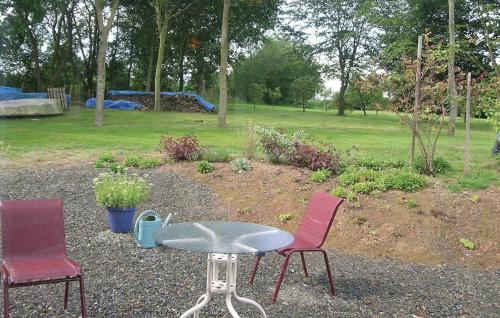 3 chaises et une table dans un jardin dans l'établissement Lovely Home In Plouha With Wifi, à Plouha