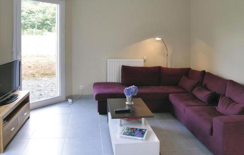 ein Wohnzimmer mit einem lila Sofa und einem Tisch in der Unterkunft Lovely Home In Plouha With Wifi in Plouha