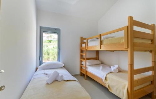 Krevet ili kreveti na sprat u jedinici u okviru objekta 2 Bedroom Beautiful Apartment In Pag
