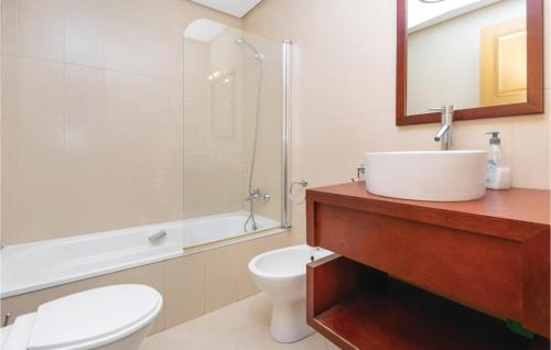 y baño con lavabo, aseo y ducha. en Beautiful Apartment In Roldn With 2 Bedrooms, Wifi And Outdoor Swimming Pool, en Los Tomases