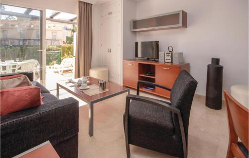 ein Wohnzimmer mit Sofa und Tisch in der Unterkunft Awesome Home In Mijas Costa With Wifi in Mijas Costa