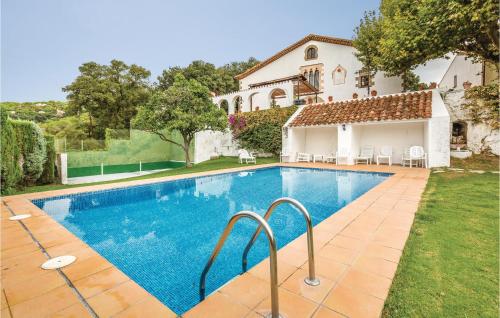 Arenys de MuntにあるBeautiful Home In Arenys De Munt With 6 Bedrooms, Private Swimming Pool And Outdoor Swimming Poolの家の前のスイミングプール