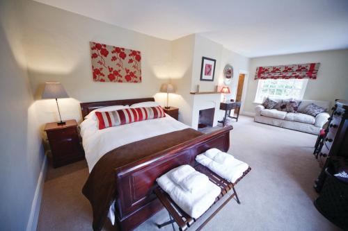 Giường trong phòng chung tại Leeds Castle Holiday Cottages