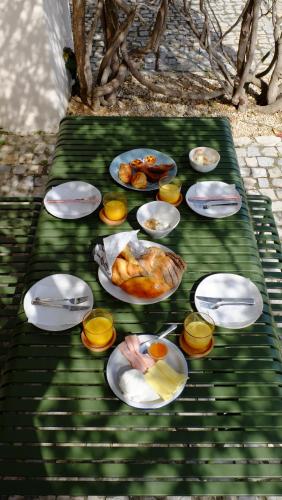 タヴィラにあるFlattered to be in Algarveの緑のテーブルの皿