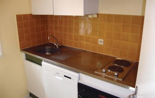 een keuken met een wastafel en een aanrecht bij Amazing Apartment In Argeles Sur Mer With Kitchen in Plage dʼArgelès