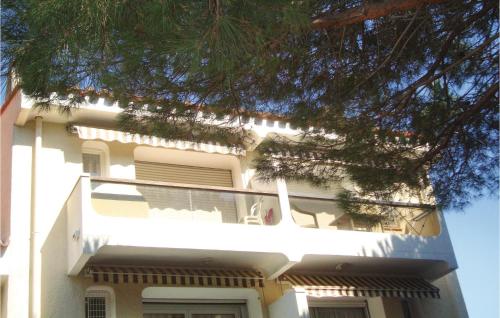- un bâtiment blanc avec un balcon sur le côté dans l'établissement Gorgeous Apartment In Argeles Sur Mer, à Plage dʼArgelès