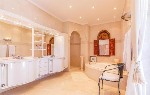baño grande con bañera y lavamanos en 7 Bedroom Cozy Home In Mlaga en Málaga