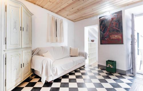 un soggiorno con divano bianco e pavimento a scacchi di Gorgeous Home In Malaga With Wifi a Málaga